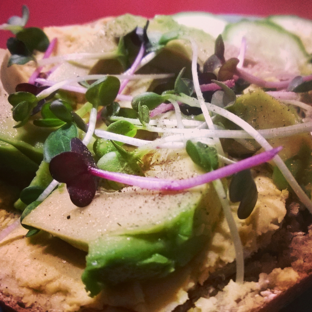 Rezept: Avocado-Hummus-Brötchen (Vegan)